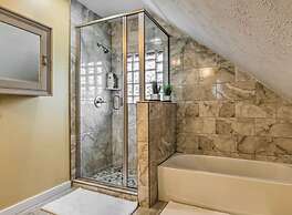 Urban Chic Townhome Near Downtown