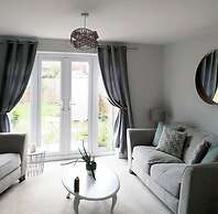 Sleeps10-garden-freeparking-bbq-familyfriendly