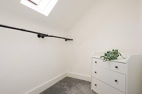 Modern Apartment, Castle View Rochester, England