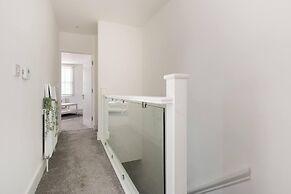 Modern Apartment, Castle View Rochester, England