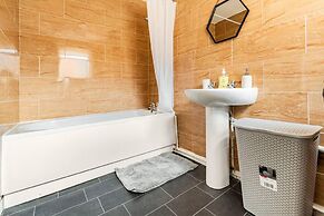 Immaculate 4-bed House Near Anfield and Goodison