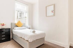 Immaculate 4-bed House Near Anfield and Goodison