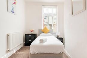 Immaculate 4-bed House Near Anfield and Goodison