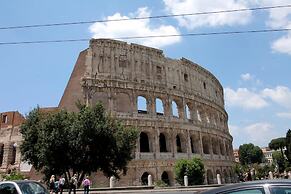 Walk to the Colosseum From Your Family Apt
