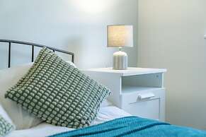 Crawley Pet Friendly 1-Bedroom Apartment
