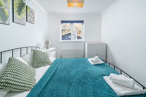 Crawley Pet Friendly 1-Bedroom Apartment