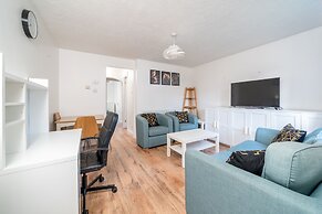Crawley Pet Friendly 1-Bedroom Apartment