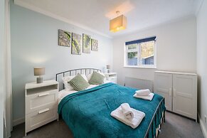 Crawley Pet Friendly 1-Bedroom Apartment