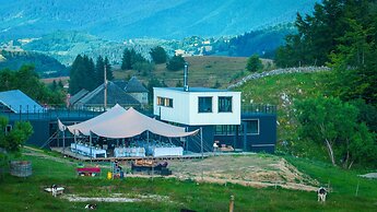 Ursa Mica Glamping Resort