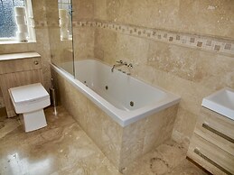 Deluxe 4/5 Bed Hot Tub Cinema Room 15