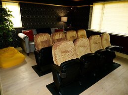 Deluxe 4/5 Bed Hot Tub Cinema Room 15