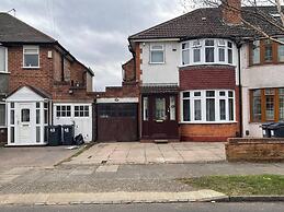 Impeccable 3-bed House in Birmingham