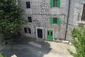 Lovely 15th Century Apartment in Osor