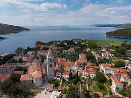 Impeccable 4-bed Apartment in Osor