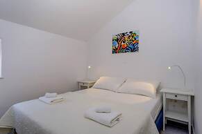 Impeccable 4-bed Apartment in Osor