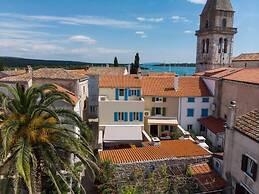 Impeccable 4-bed Apartment in Osor