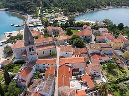 Impeccable 4-bed Apartment in Osor