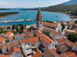 Impeccable 4-bed Apartment in Osor