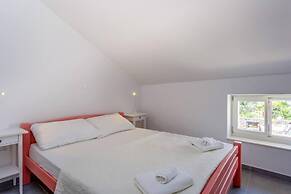 Impeccable 4-bed Apartment in Osor