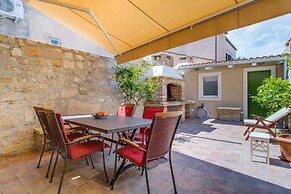 Impeccable 4-bed Apartment in Osor