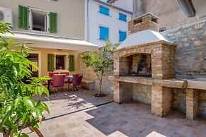 Impeccable 4-bed Apartment in Osor