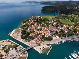 Impeccable 4-bed Apartment in Osor