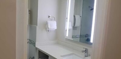 Balcony Breeze @ Bayfront Villas Portmore