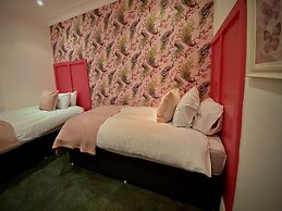 Captivating 4-bed Hot Tub House in Blackpool