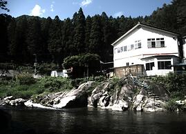 earth hostel - the riverhouse
