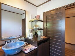 Isoarukinoyuyado Ushiogumo