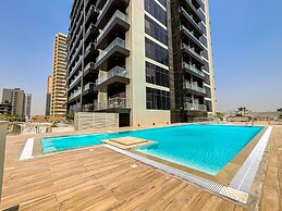 WelHome - Evergreen Apartment Amidst Vibrant JVC With Pool