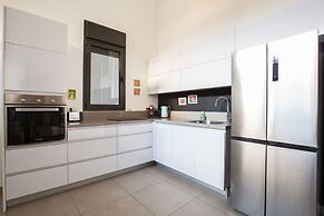 Cozy 2BDR with Parking