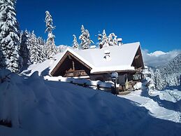 Rustic Alpine hut With Whirlpool and Sauna