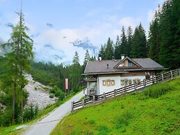 Quaint Alpine hut in the Stubaital With Sauna