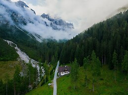 Quaint Alpine hut in the Stubaital With Sauna