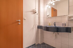 Quiet Apartment With ski Storage