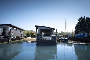 HOUSEBOAT ELEUTHERA