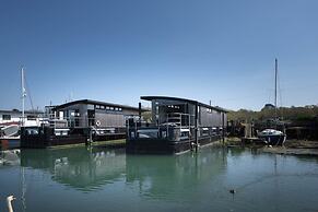 HOUSEBOAT ELEUTHERA