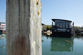 HOUSEBOAT ELEUTHERA