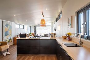 HOUSEBOAT ELEUTHERA