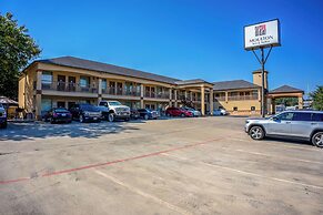 Moulton Inn &  Suites By OYO Near Shiner TX