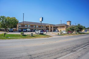 Moulton Inn &  Suites By OYO Near Shiner TX