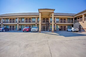 Moulton Inn &  Suites By OYO Near Shiner TX