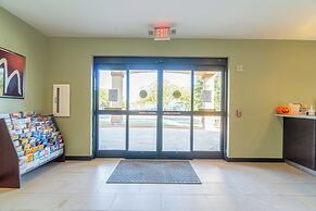 Moulton Inn &  Suites By OYO Near Shiner TX