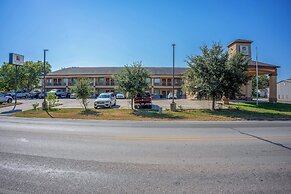 Moulton Inn &  Suites By OYO Near Shiner TX