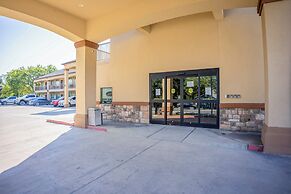 Moulton Inn &  Suites By OYO Near Shiner TX