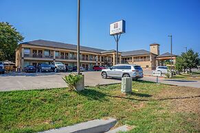 Moulton Inn &  Suites By OYO Near Shiner TX