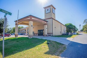 Moulton Inn &  Suites By OYO Near Shiner TX