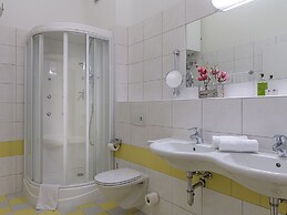 Hilltop Apartment in Viehhofen With hot tub