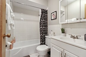 Fully Furnished Studio Apt in Lakeview